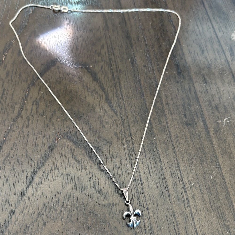 Elegant Silver Fleur-de-Lis Pendant Necklace